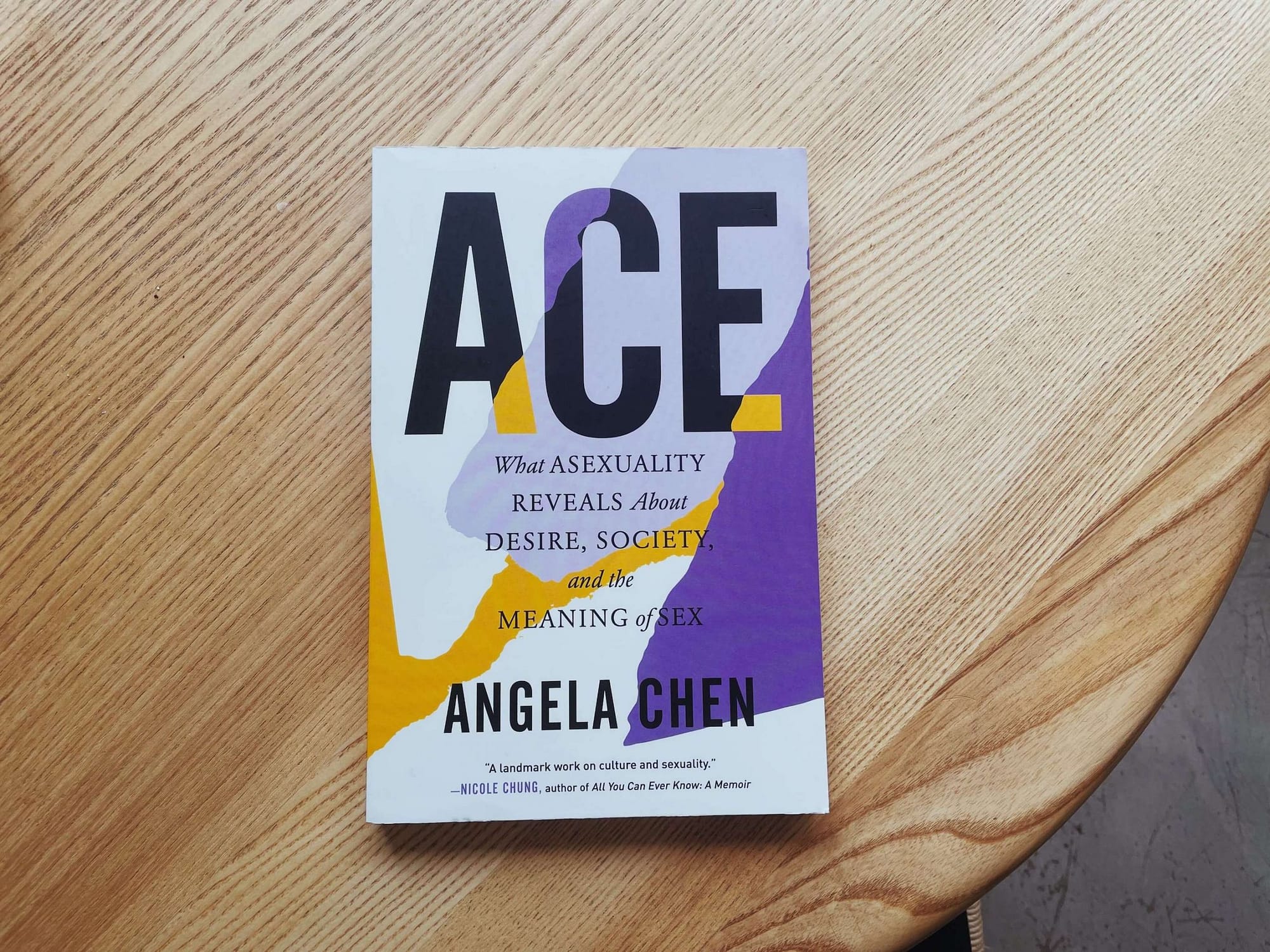 "ACE" von Angela Chen liegt auf dem Tisch
