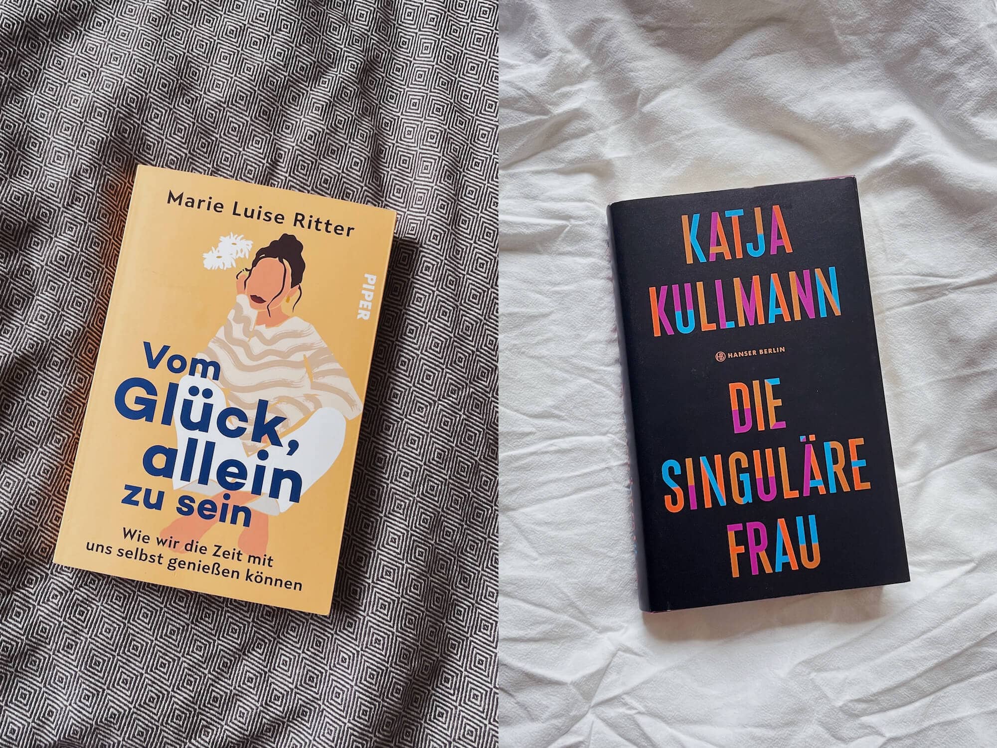 2 Bücher liegen auf dem Bett: "Vom Glück, allein zu sein" von Marie Luise Ritter und "Die Singuläre Frau" von Katja Kullmann