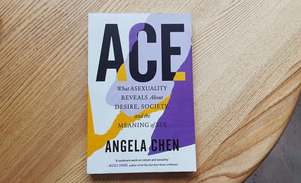 "ACE" von Angela Chen liegt auf dem Tisch