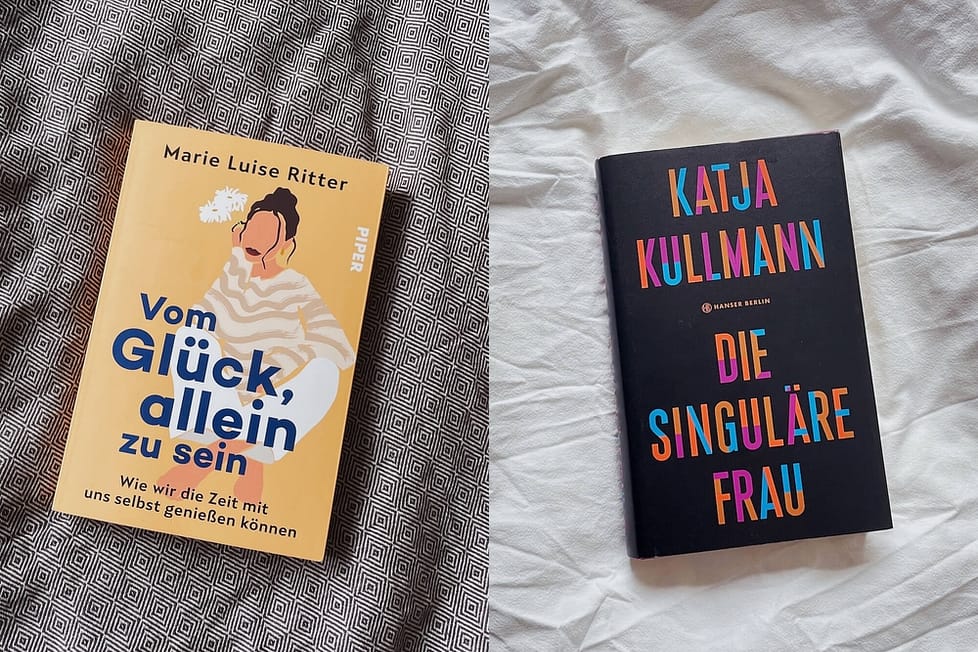 2 Bücher liegen auf dem Bett: "Vom Glück, allein zu sein" von Marie Luise Ritter und "Die Singuläre Frau" von Katja Kullmann