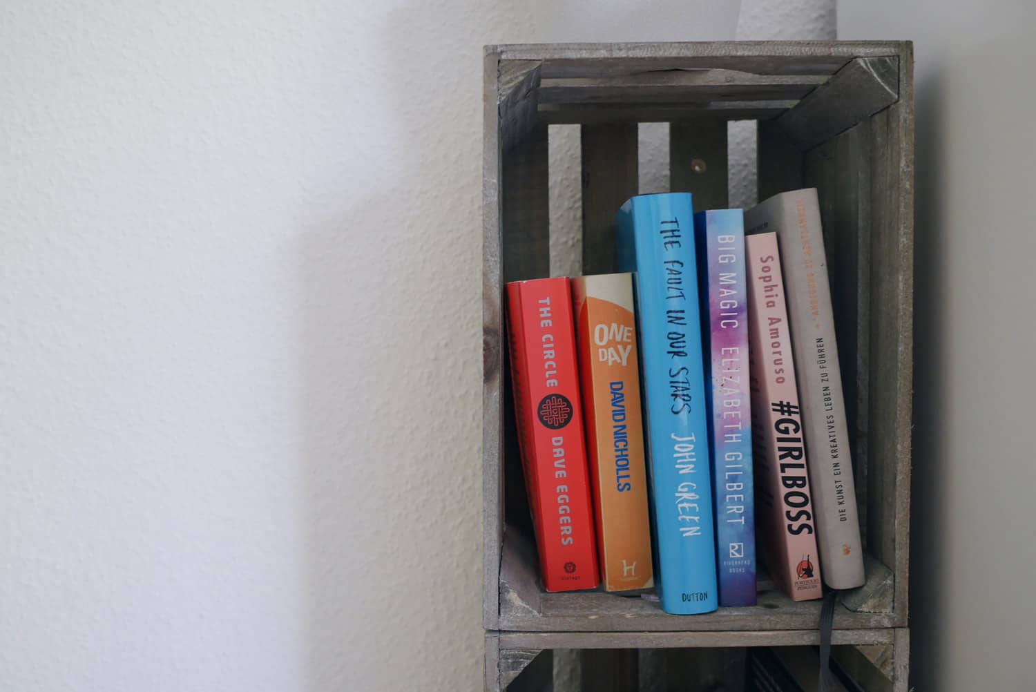 Minimalistisches Bücherregal